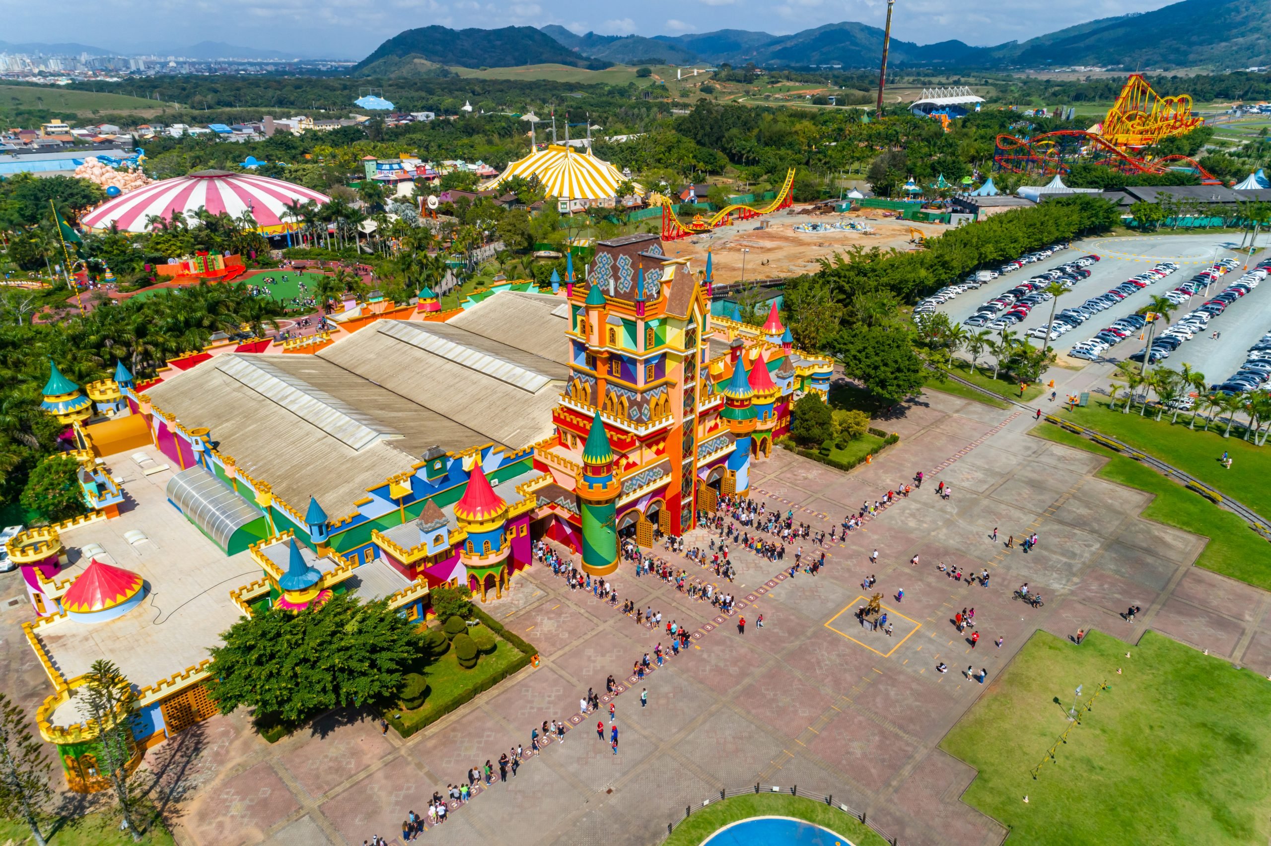 Vista aérea do castelo colorido do Beto Carrero World e do parque
