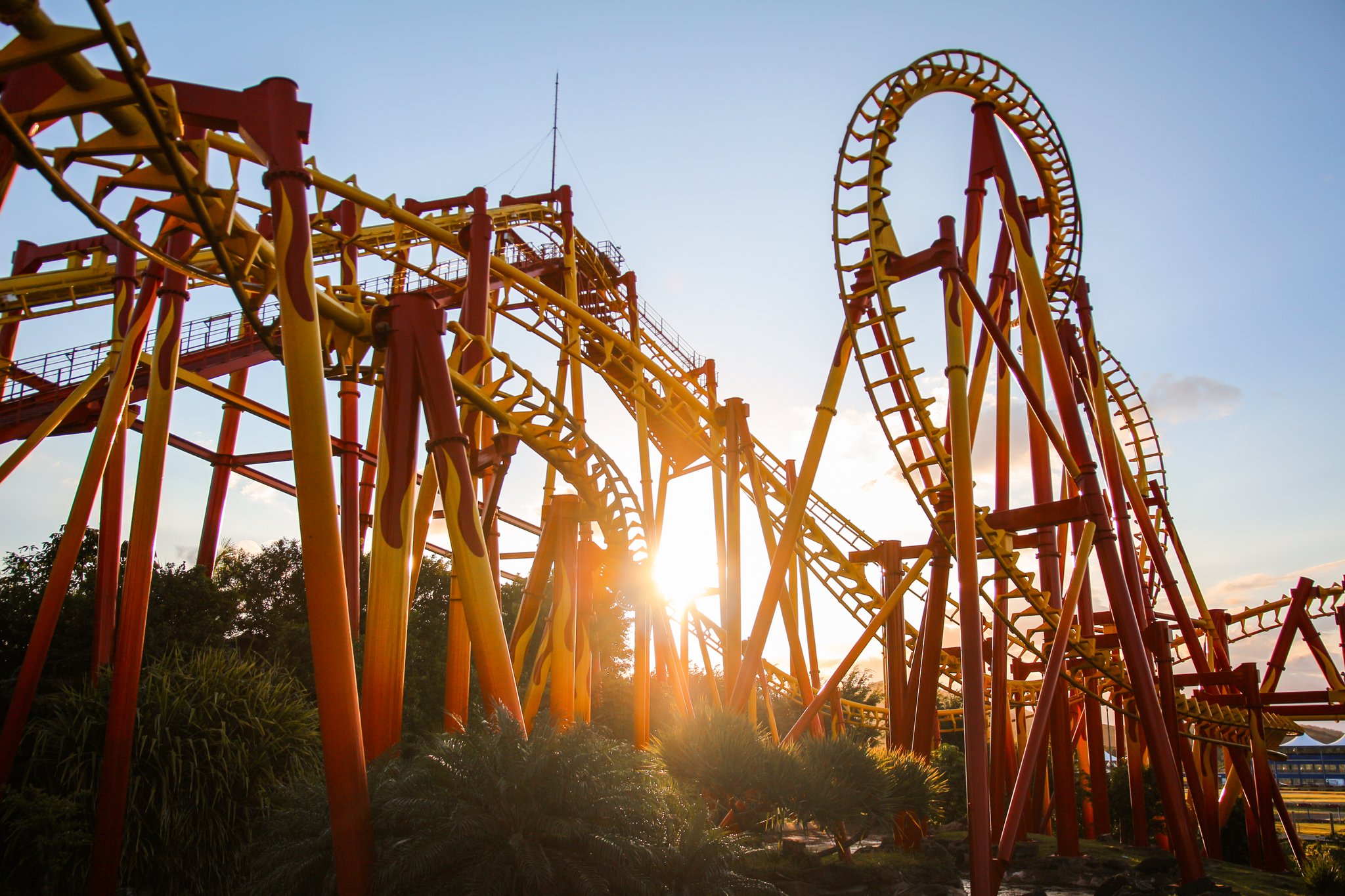 Montanha-russa do Beto Carrero World iluminada pelo sol ao entardecer
