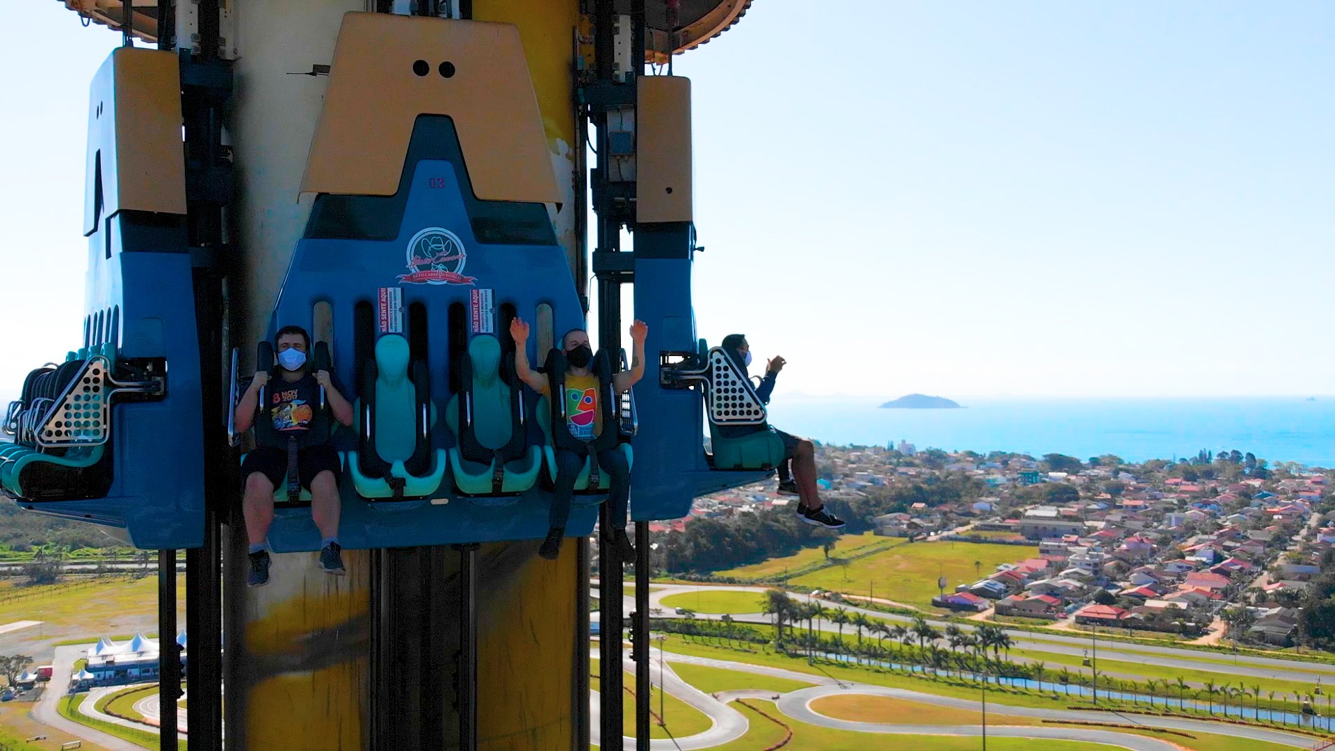 Torre de queda livre do Beto Carrero World com vista para o mar de Penha