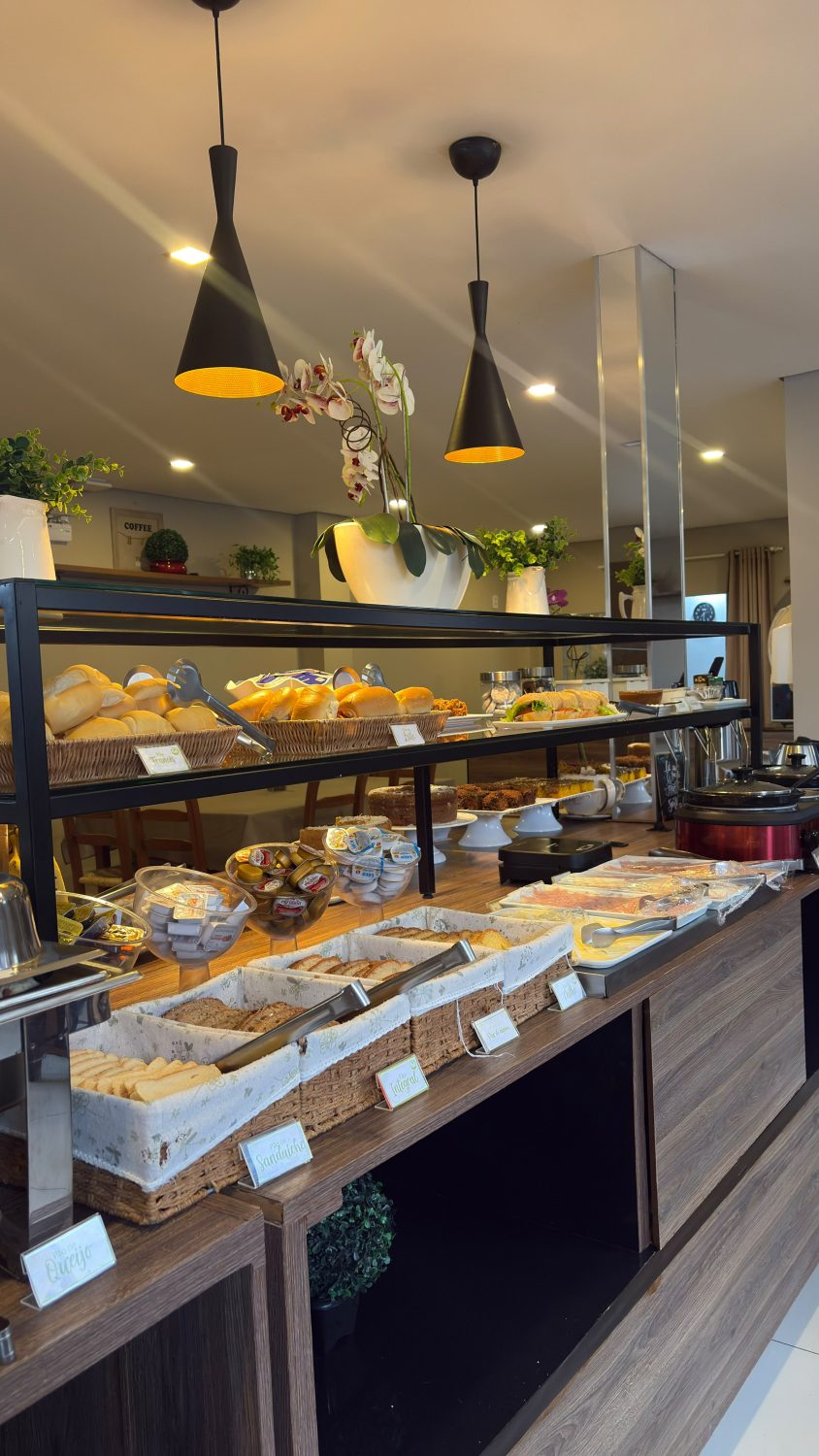 Variedade de pães fresquinhos — café da manhã do Hotel Lorimar