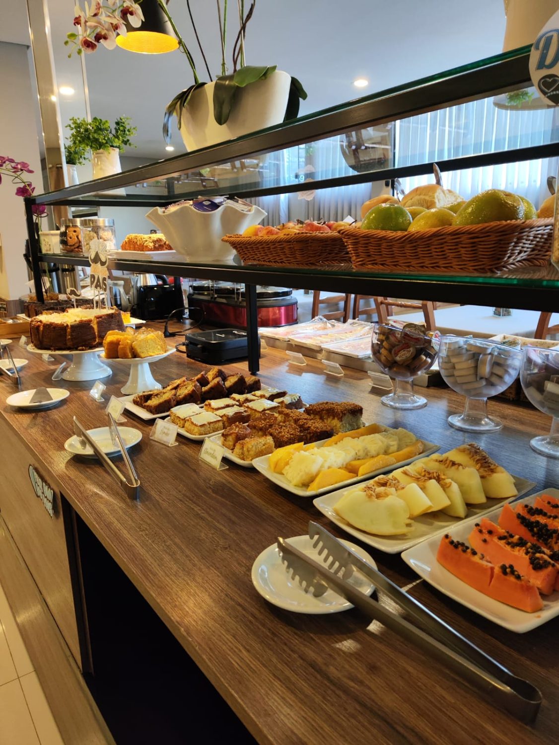 Bolos e frutas frescas — café da manhã do Hotel Lorimar