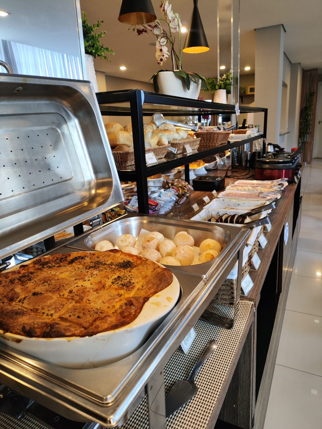 Pratos quentes e pão de queijo — café da manhã do Hotel Lorimar