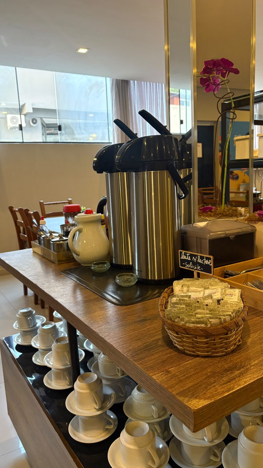 Estação de café e chá — café da manhã do Hotel Lorimar