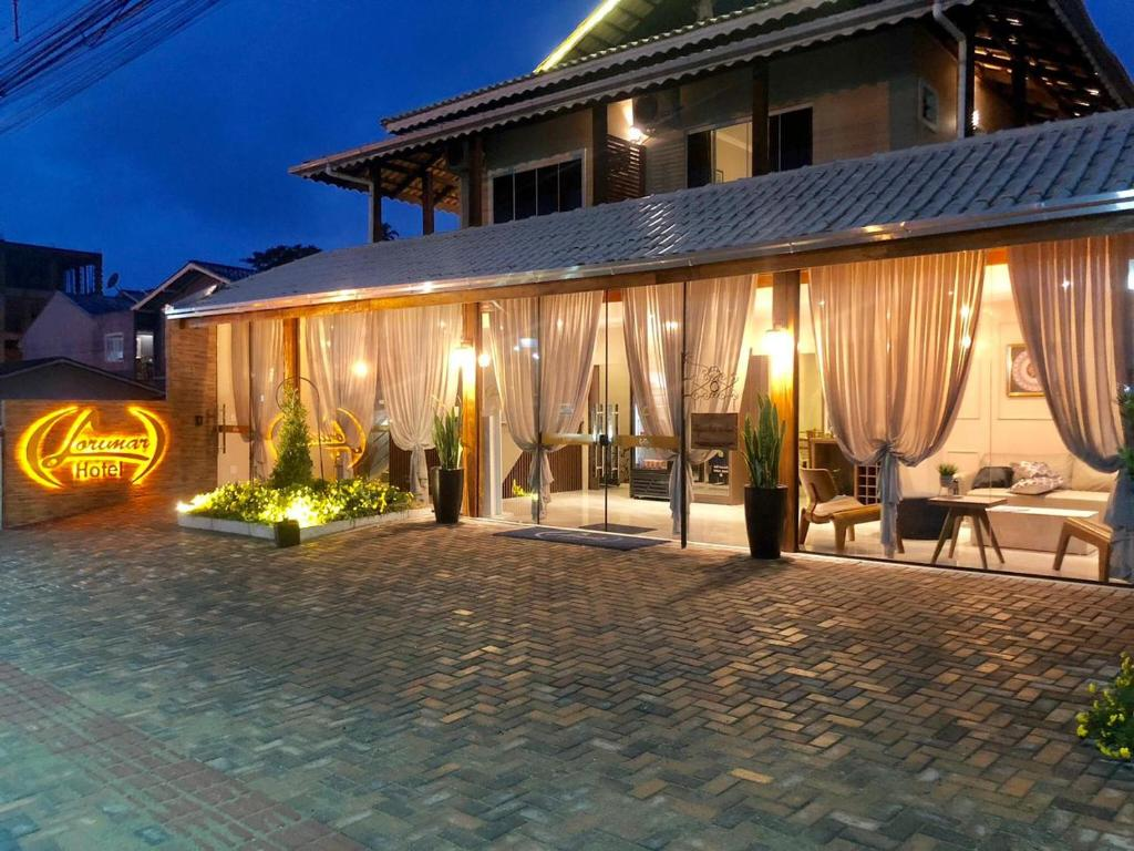 Fachada do Hotel Lorimar
