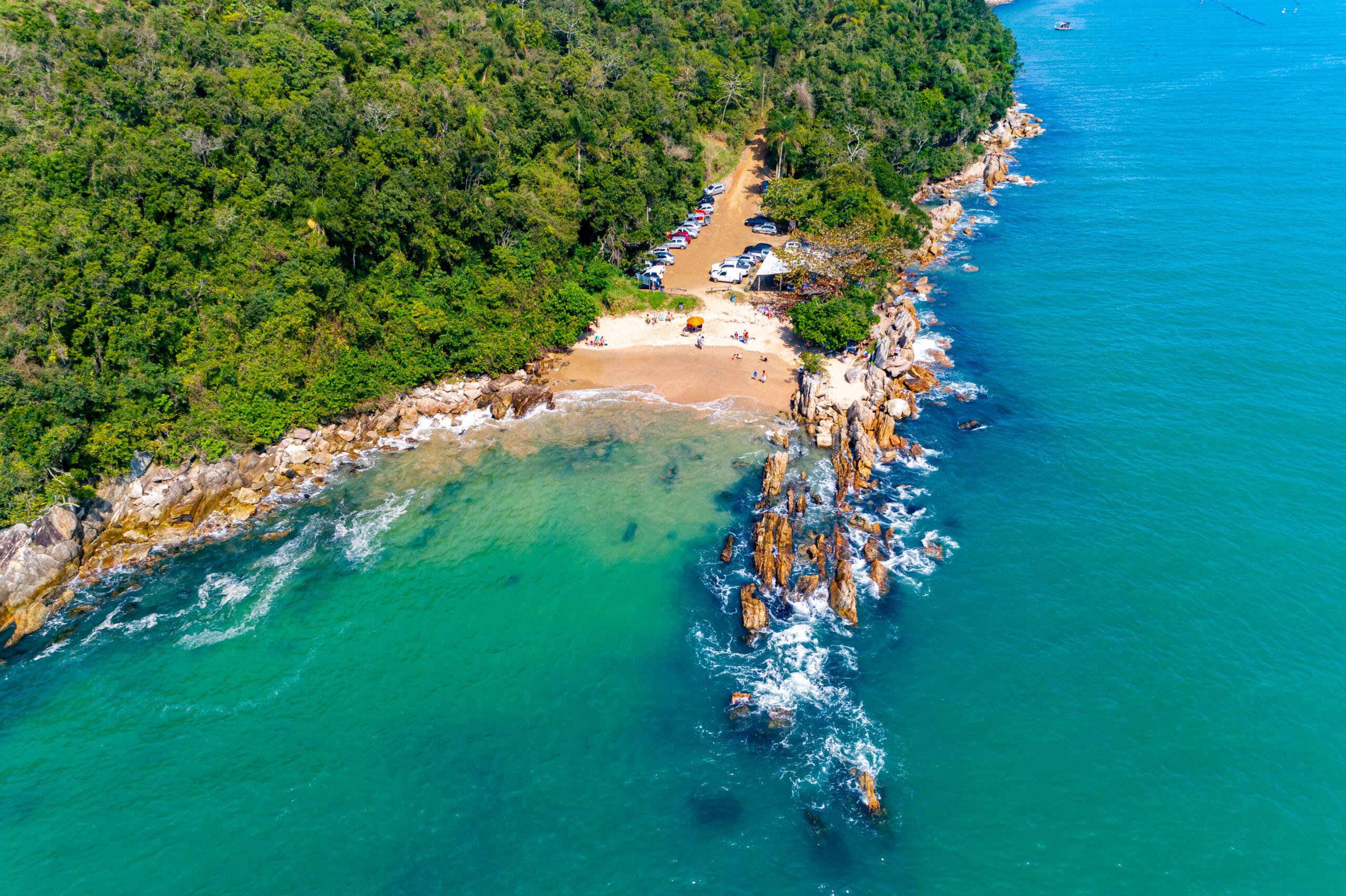 Vista aérea da Praia da Paciência, em Penha, uma pequena prainha cercada por costões rochosos e mar verde-turquesa