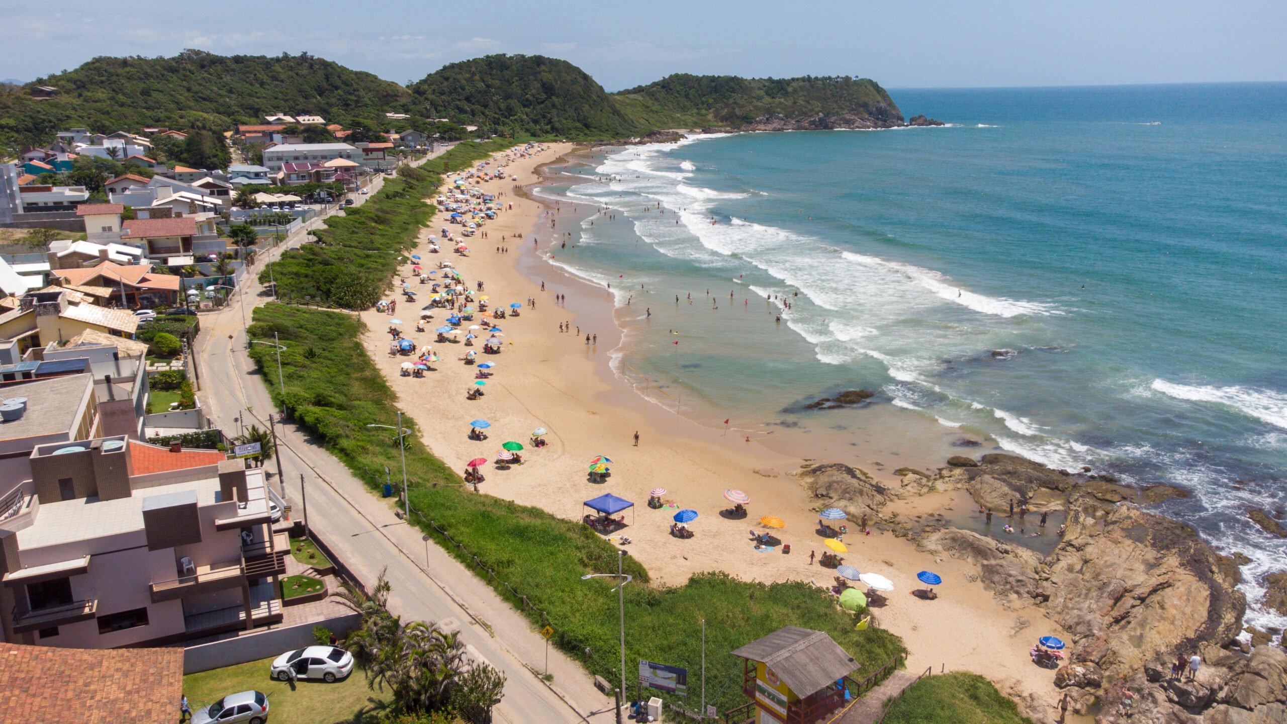 Vista aérea da Praia Grande, em Penha, com faixa de areia movimentada e ondas